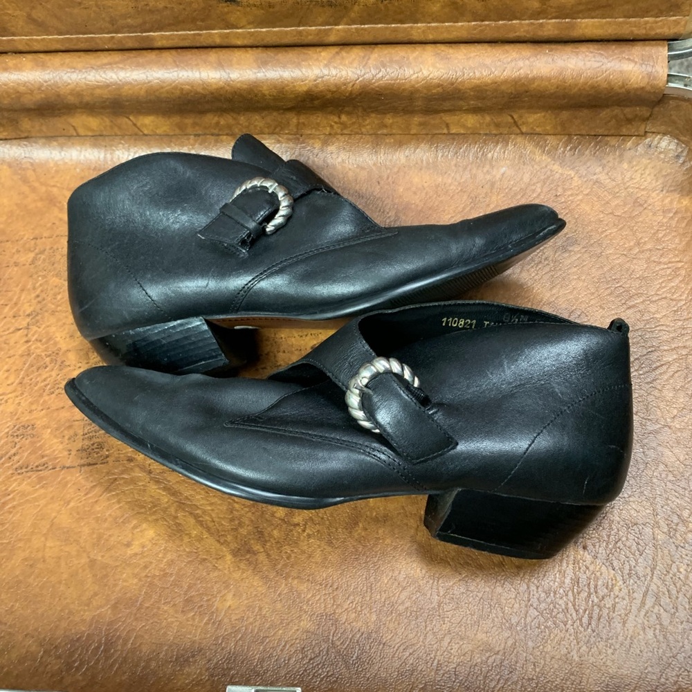 Vintage Leather Ankle booties!!